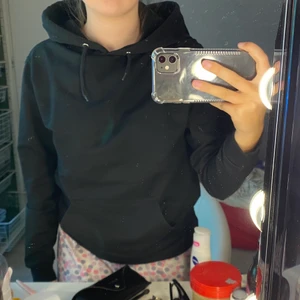 Svart hoodie - Hoodie från carlings