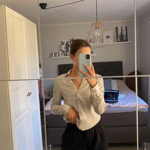 Satinskjorta - Supersnygg satinskjorta i en champagnefärg. Den är ifrån hm i storlek 32😍