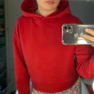 Röd hoodie - Röd zara hoodie i storlek S! Se tredje bilden, sytt för ett hål