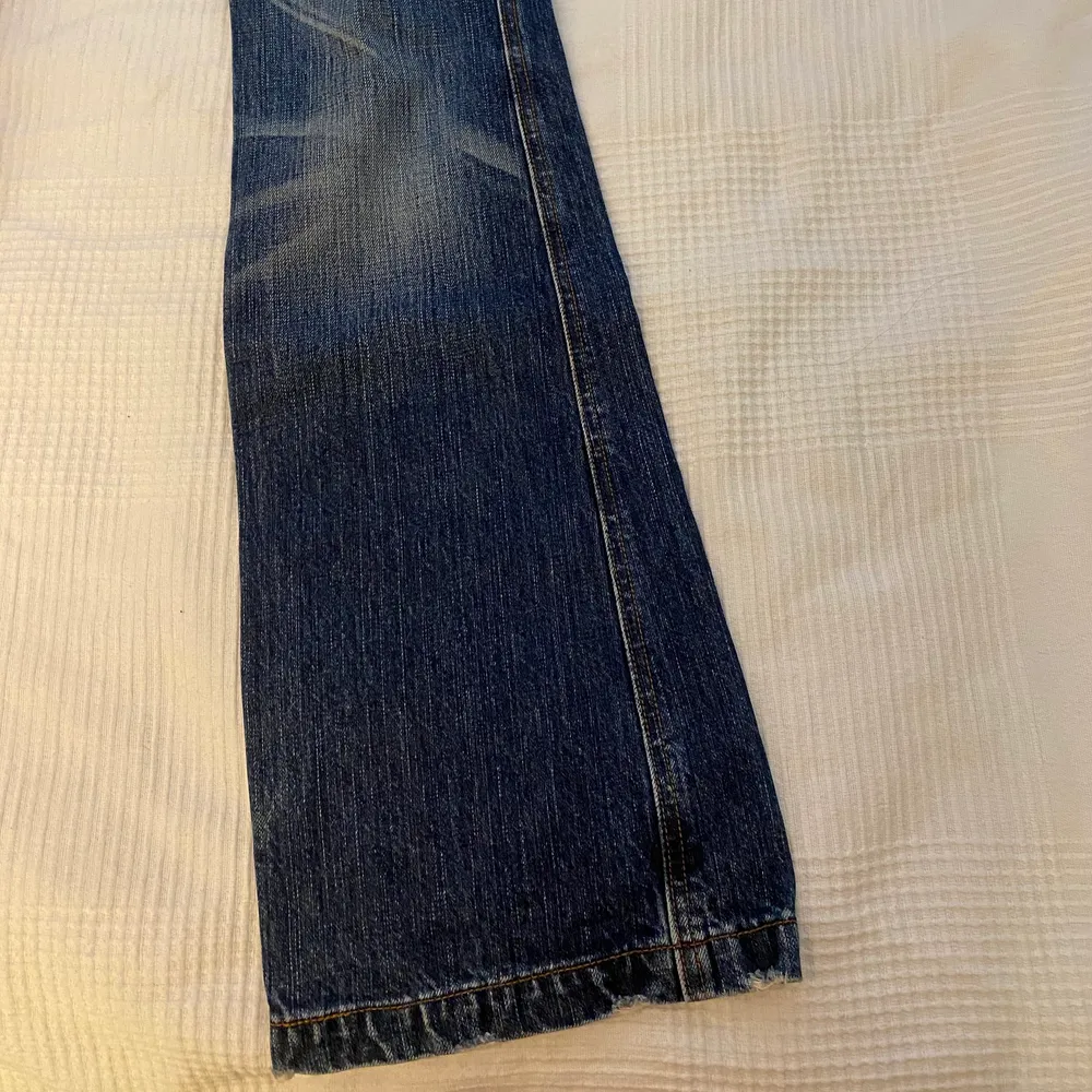 Super fina low waisted Levis jeans med bootcut fyndade från min mammas förråd. W28 och L33. Super bra skick💜. Jeans & Byxor.
