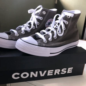 Gråbruna converse  - Säljer dessa helt nya och oanvända gråbruna conversen pga fel storlek. Är i storlek 37,5 men passar även 38. Hör ev vid intresse eller om ni har frågor/vill ha fler bilder. Nypris 750kr (priset kan diskuteras)🥰