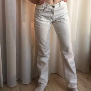Superfina vita raka ”boy style” jeans i stl 24/32 från Acne. Storlek XS/S. Inseam (innerbenslängd) 78 cm, midjemått (de är lågmidjade) 77 cm. Aldrig använda, endast provade. Frakt tillkommer. Jag garanterar en snabb och pålitlig affär! Sampackar gärna om du köper något mer🥰
