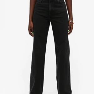Monki jeans yoko - Säljer mina monki jeans eftersom dom är förkorta för mig som är 170cm, knappt använda så i väldigt bra skick, skriv privat för fler bilder🥰