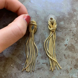 Guldörhängen från NK - Örhängen köpte från NK, kommer inte ihåg märket. Sparsamt använda! Är känslig mot nickel så dessa är nickelfria och har fungerat bra 🥰