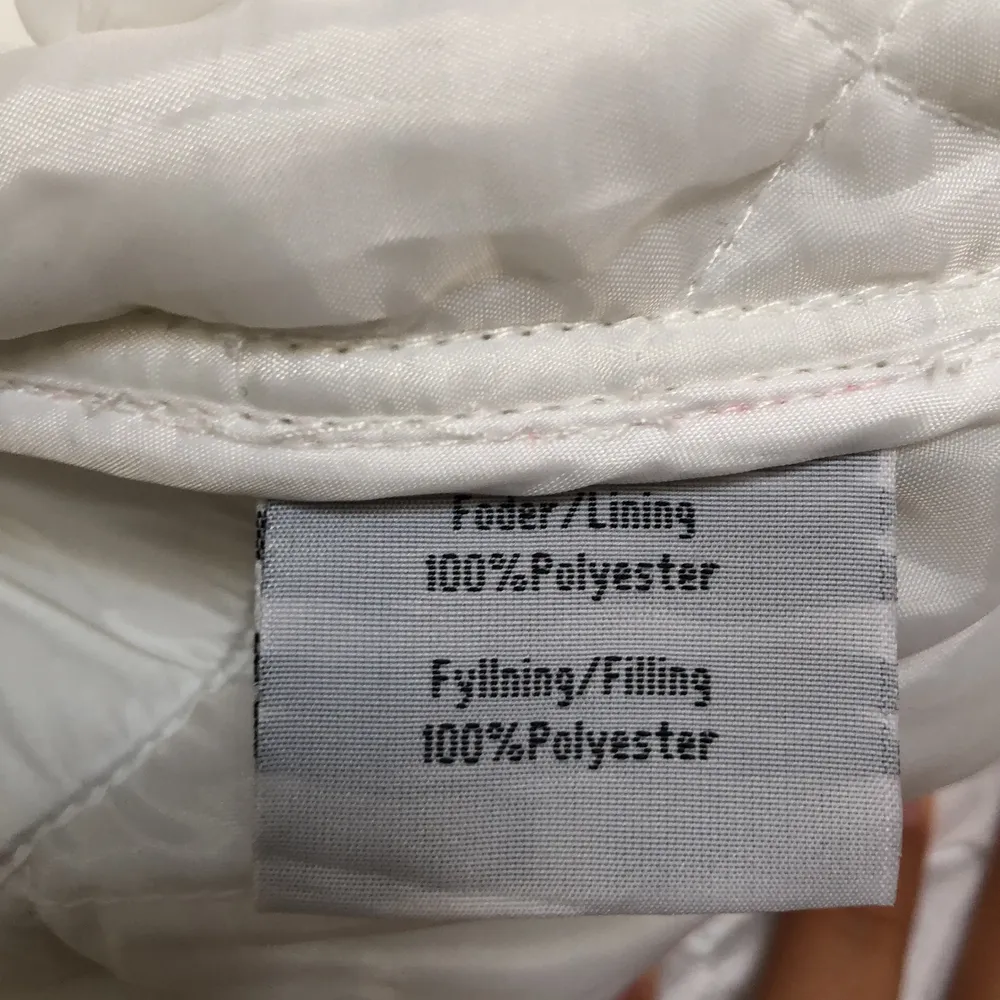 En vit jacka 100% polyester storlek 36! Säljs på grun utan att jag inte har användning till den. Jag har aldrig använt den. PRISK KAN DISKUTERAS! . Jackor.