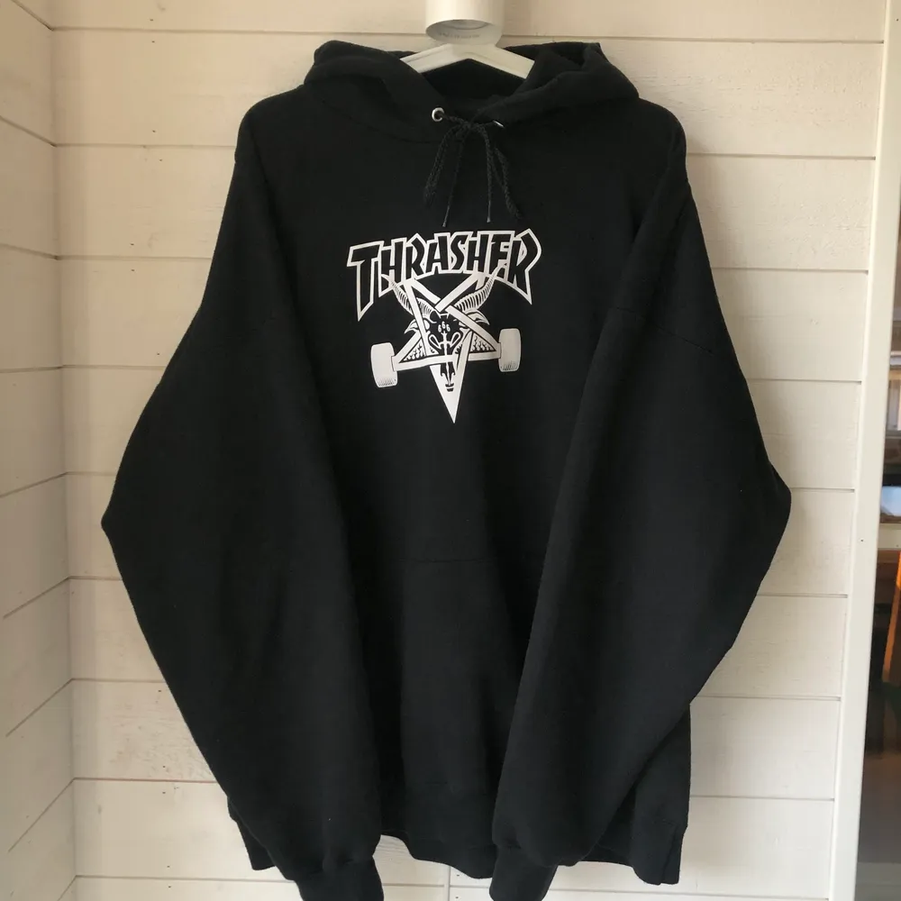 Svart hoodie från Thrasher i strl XL. Den är nästintill ny och bara använd ett fåtal gånger. Nypris 999kr. Köparen står för frakten ✨. Hoodies.