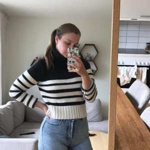 Randig stickad polo - Randig skön stickad polo från Zara i storlek M. Längden är lite croppad och den har en slits på sidan. Fått så många komplimanger för denna! Skicket är bra förutom att den är rätt nopprig så som stickat blir, den skulle må bra av en redig omgång med noppborttagaren :)