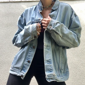 Levis jeansjackan - Den här vintage levisjackan är så skön - den perfekta jeansjackan. Frakt tillkommer, DMa om du har frågor ♥️🥰