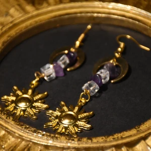 Örhängen sol - Örhängen med solar, äkta ametist och bergskristall. Krokarna är nickelfria. 