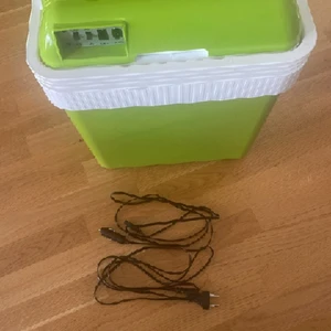 Electric cooler/ mini frys - Oanväd frys, med sladdar papper och kartong med helt oanvänd, man kan ha med dig denna nu i sommaren om man ska ut och vill ha en kall dricka!