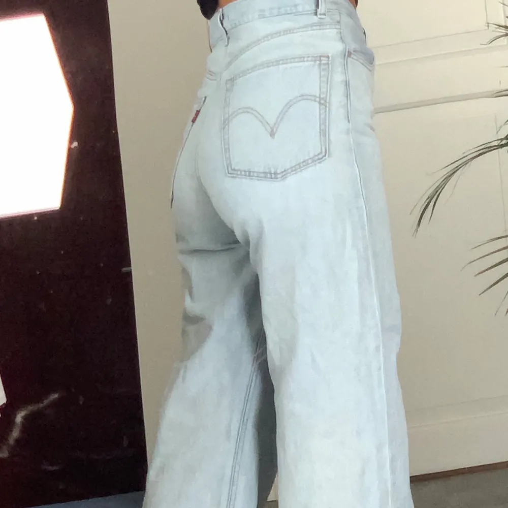 Säljer dessa levis jeans i modellen high loose i en ljus tvätt. Köpta i vintras och använda hyfsat många gånger men inga fel på jeansen. Nypris 1250kr. Frakt tillkommer💕. Jeans & Byxor.