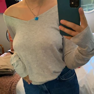 grå stickad tröja 💝 - säljer denna fina basis stickade tröjan. Storlek L men sitter ganska tajt ❤️ köparen står för frakten! kolla in andra plagg på min sida 🥰