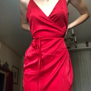 klänning NA-KD - Såå fin klänning från linn ahlborg x NA-KD❤️ säljer i behov av pengar 