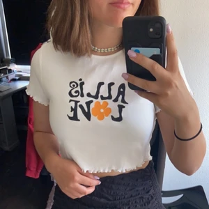 Baby tee - Säljer denna crop rop från H&M i storlek M. Helt ny och har aldrig använts, köpare står för frakt!