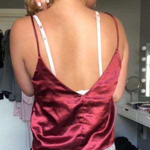 Silkes linne  - Silkes linne från Gina tricot. Använd Max 2 gånger och färgen är helt magisk, stolek 36 så en S. Vill ni ha fler bilder så får ni självklart det 💖 nypris 250kr och jag säljer för 50kr inklusive frakt 