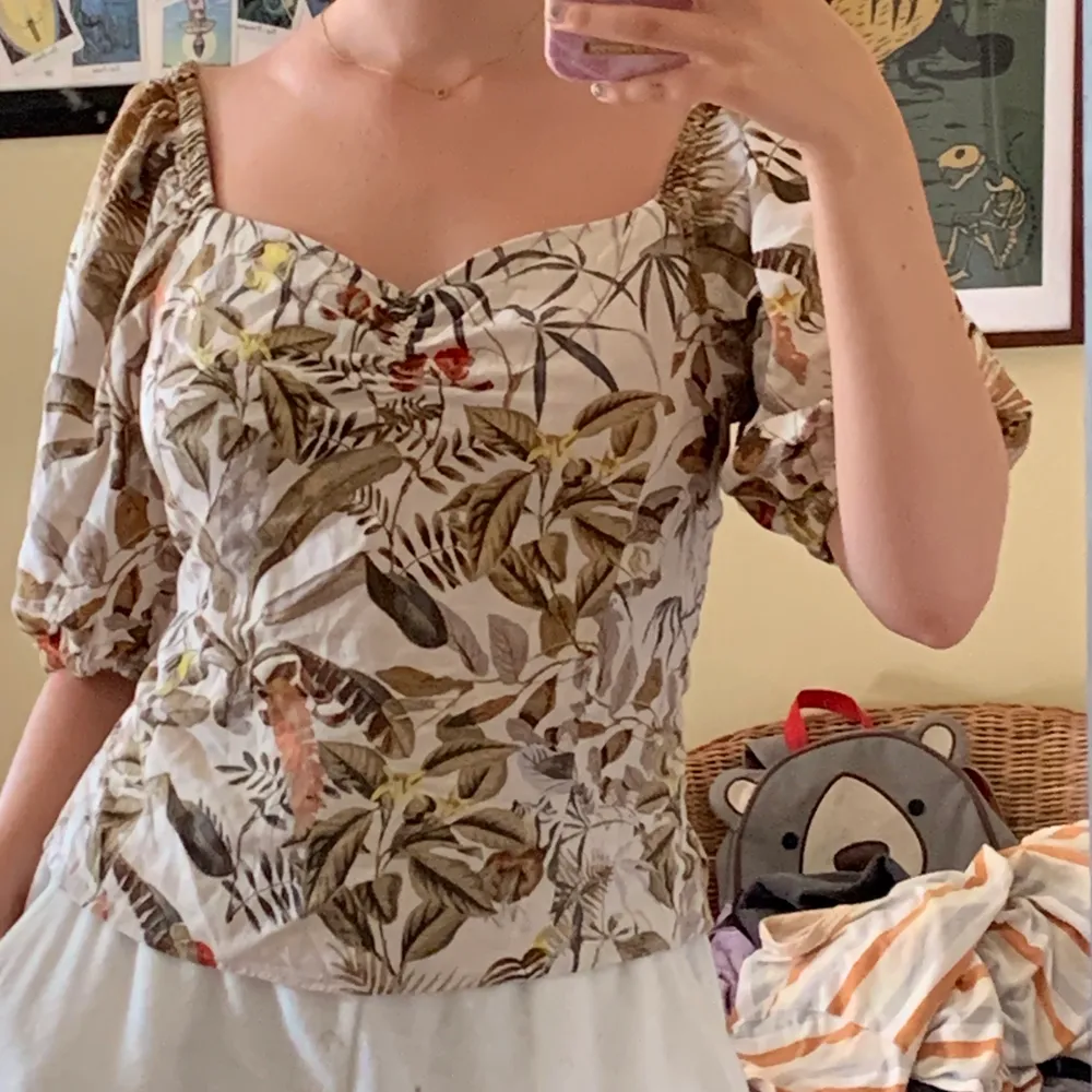 🌼blommig sommarblus köpt secondhand. Passar S-M/L beroende på hur man vill att den ska sitta. Jag på bilden har S och den sitter ganska löst så för M/L får man en tightare passform🌼. Blusar.