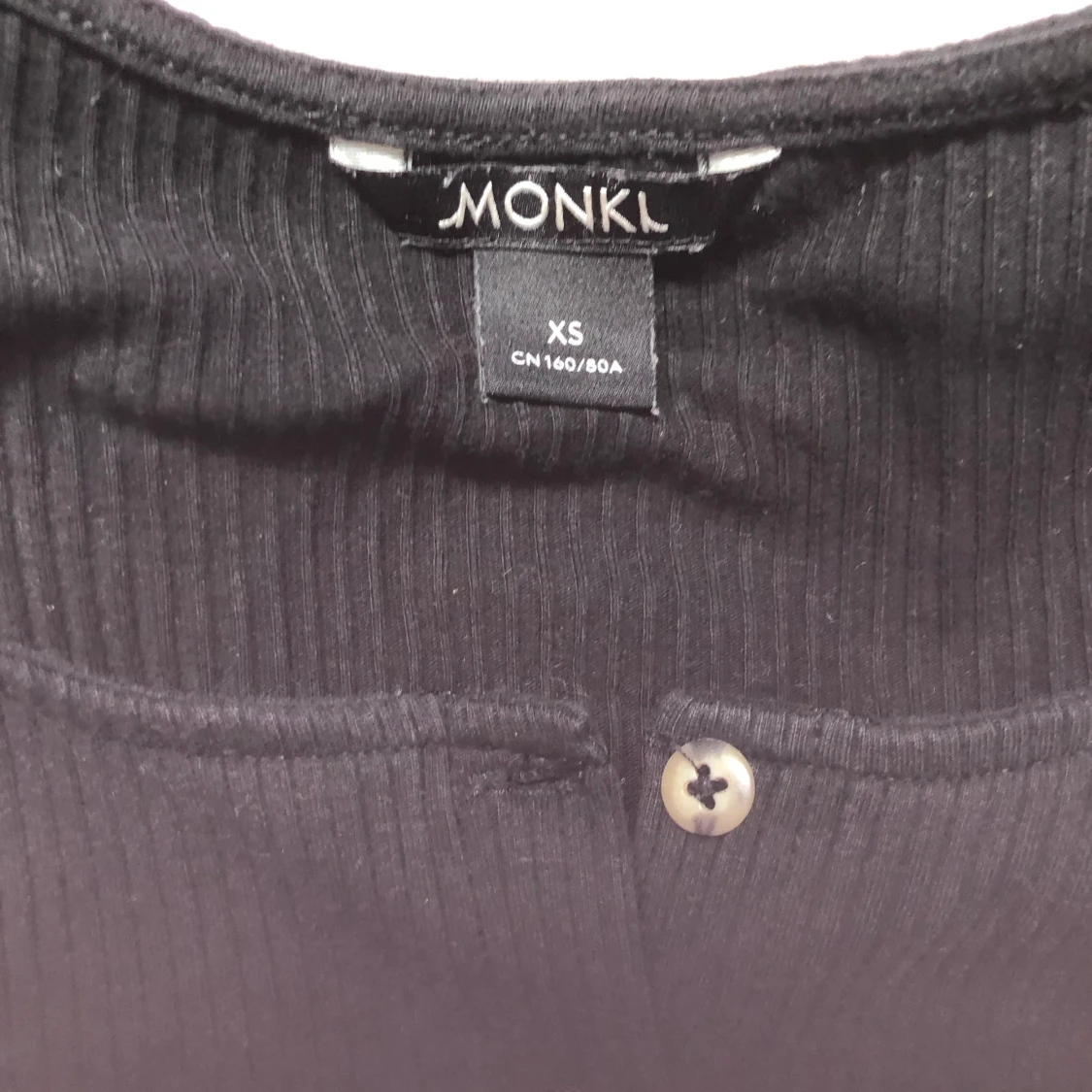 Svart t-shirt med knappar - 91