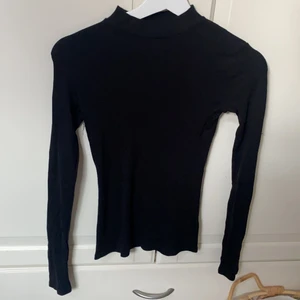 Svart topp från Nelly - Svart topp, andhämtning fåtal gånger från Nelly