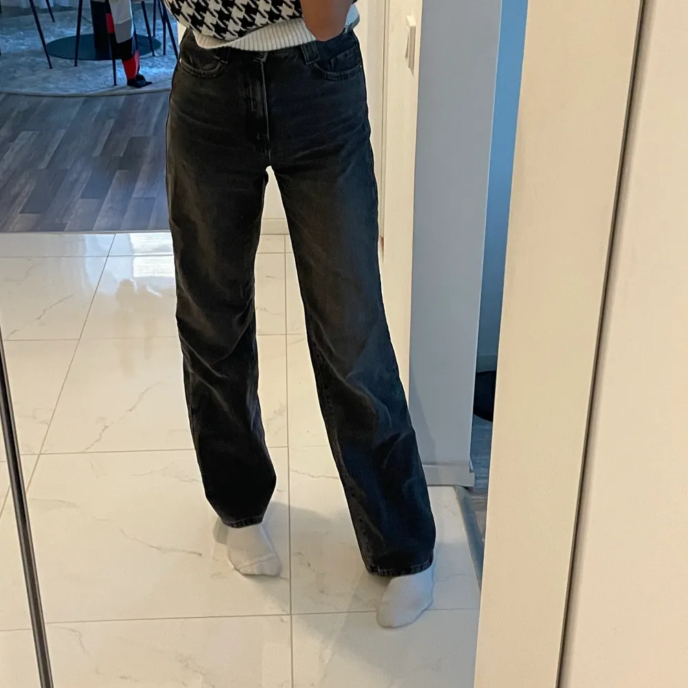 Tänkte kolla intresset på mina slutsålda zara jeans!! Jag är 176cm lång och dem går lite nedanför fötterna!💞 buda, köp direkt för 450kr💞💞. Jeans & Byxor.