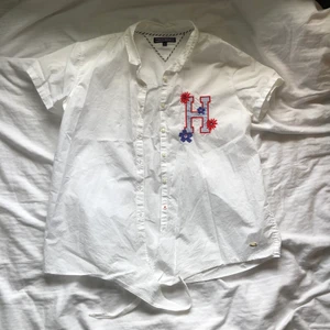 Tommy hilfiger skjorta  - Skjorta från Tommy hilfiger med knyte framtill. Endast använd en gång. 