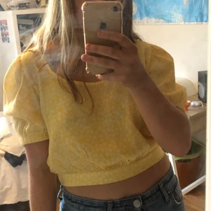 Gul blus  - Blus från HM, köpt förra året och aldrig använt. Perfekt nu till sommaren!