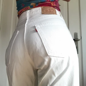 Vintage levi’s - Högmidjade vintage Levis’s jeans. Storleken har skavts bort men skulle säga 36/38. Jag har 36 och är 178 lång. Byxornas innebenslängd är 78. Dom har lite småfläckar på vissa ställen men det syns inte på avstånd. Går säkert enkelt bleka bort