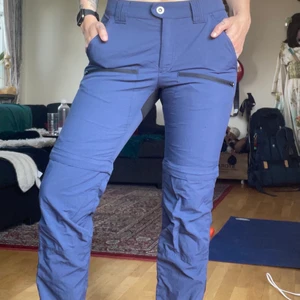 Urberg vandringsbyxor med avtagbara ben - Vandringsbyxor från Urberg med avtagbara ben och förstärkt tyg i rumpan. Storlek S, uppskattningsvis motsvarande 36. Det förstärkta tyget ska vara vattentätt men jag har inte testat det själv. Använda en gång. Säljer då jag har andra vandringsbyxor jag använder mer. Bra passform! Köparen betalar frakt. Kan mötas upp i Göteborg. 