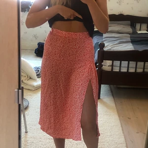 Röd kjol - Mönstrad röd kjol med slits från hm.                                     Kostnaden är pris +frakt ❤️