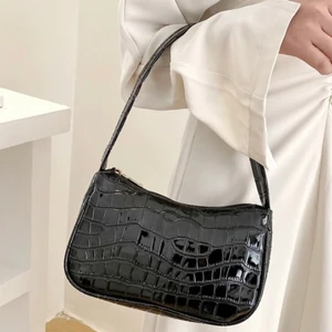 Väska  -  En simpel skinnväska. Helt oanvänd men jättefin.