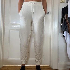 Stradivarius mjukisbyxor cream färgade S - Mjukisbyxor cream färgade storlek S.      Passar bättre på korta personer