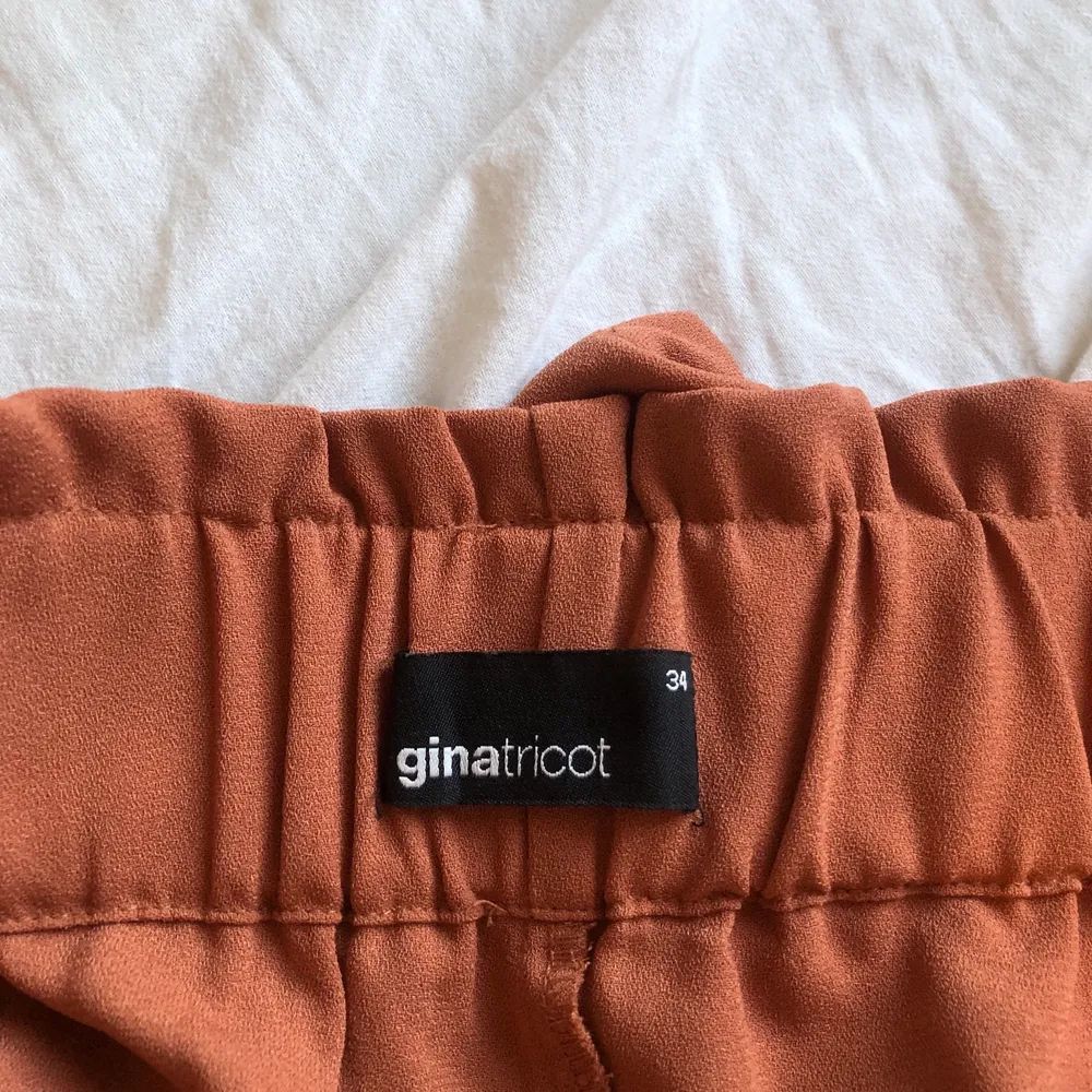 Säljer ett par snygga brun/orangea kostymshorts ifrån Gina Tricot, storlek 34 (XS), bra skick, sällan använda, ordinarie pris: 249kr mitt pris: 100kr (frakten ingår). Shorts.