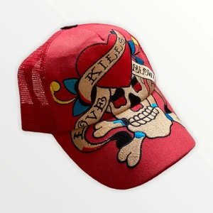 Ed Hardy Vintage keps - Äkta vintage Ed Hardy keps i fint skick. Kommer ej till användning därav säljes. För fler bilder kontakta mig! ⚠️ Var god följ budgivningens regler ⚠️