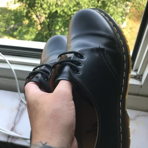 Dr Martens 1461 nyskick  - Ett par klassiker i mycket gott skick. Använda endast en dag, köpta nya april 2021 på Shock gbg. Orginalpris 1599kr. 