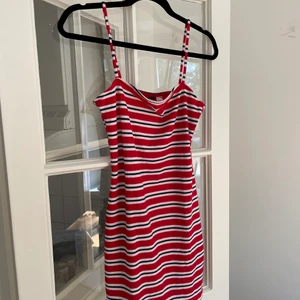 Ribbad mini dress  - Bra skick, använd endast en gång. 44 i storlek men snarare en S/M - stretchigt material. Kort klänning för mig som är 180 men bra längd för dig som är 160-175 cm. Söt sommarklänning!
