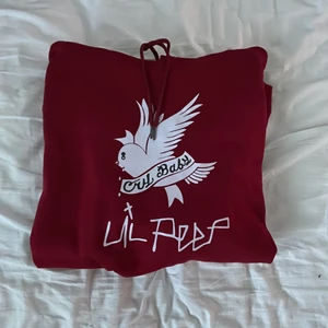 Lil peep hoodie - En vinröd lil peep hoodie. Bra kvalitet, aldrig använd. Säljes då den var för liten. Storleken är XXL men eftersom den är från Kina är storleken väldigt liten så jag skulle säga att den passar M-L bäst!