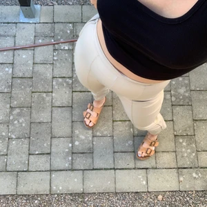 Läderbyxor - Läderbyxor från Gina som är använda få ggr