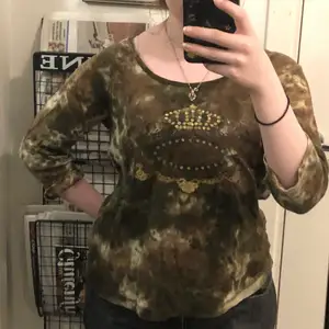 Cool sköldpadds/militär färgad tröja från märket KAFFE. På tröjan finns även ett märke med gulddetaljer. Står att det är XL men passar mig som är S, passar troligen det flesta beroende på hur man vill att den ska se ut :)