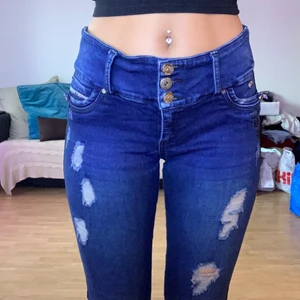 Jeans - Super snygga mörkblå jeans som formar rumpan 