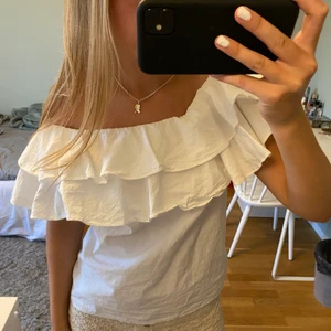 Volang topp - Säljer denna jättefina volang topp från nakd!💕💕💕