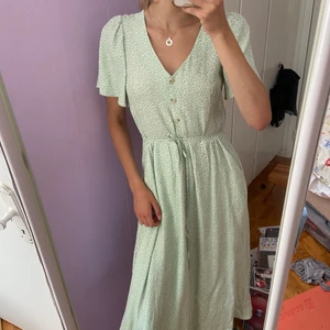 & Other stories klänning - Långklänning med gröna blommor från & other stories. Använt under 3 tillfällen och i väldigt bra skick. Superfin klänning men kommer tyvärr inte till användning💔 Köptes för ca. 800, priset kan diskuteras.