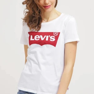 Jättefin tröja från Levis  - Den är i använt skick men ändå fräsh nypris 300 