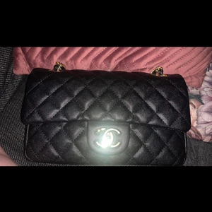 Chanel  - Ny Chanel väska svart äkta skinn 