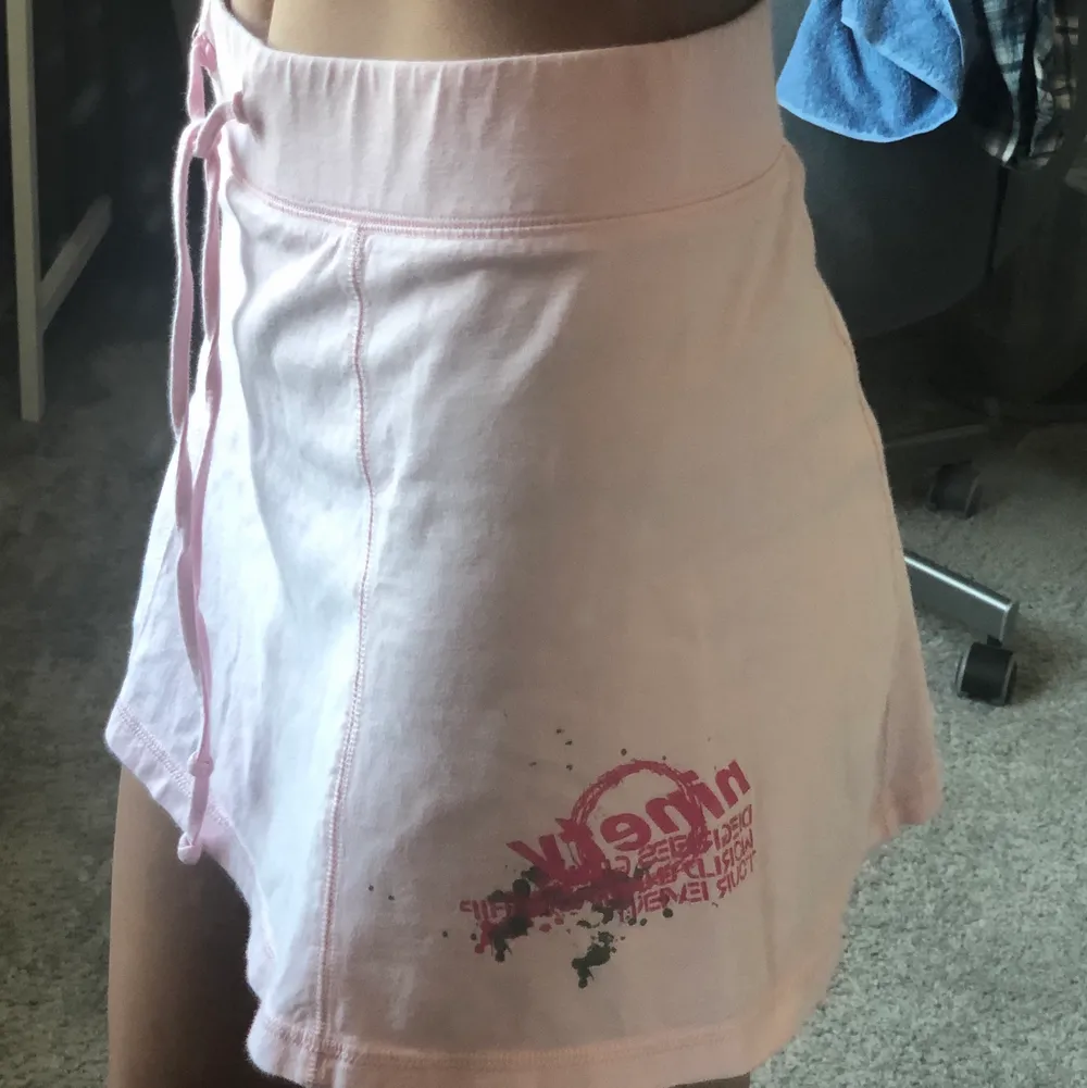 Superfin kort rosa kjol, tennismodell ungefär. Väldigt y2k inspirerad och super fin nu till sommaren, skön är den också. Det står storlek M/L men den passar mig som är en S, den och dock stretchig så passar såklart även M/L. Kjolar.