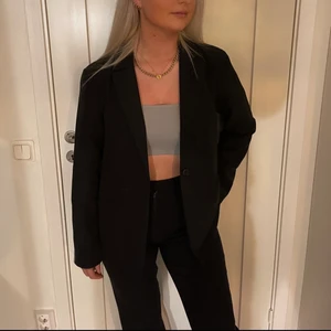 Oversize kavaj - Säljer denna svarta oversize kavajen pga har alldeles för många svarta kavajer ❤️ använd några gånger!