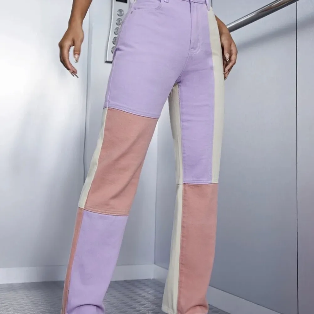 Colorblocking jeans i lila,rosa o vit. Aldrig använda endast provade! L men passar nog bättre på en M/S. Jeans & Byxor.