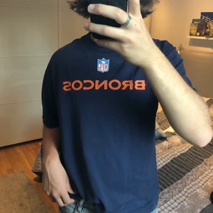 Reebok Vintage T-Shirt - Rebook Vintage T-Shirt. Person på bilden är 189cm lång. Hör av dig om du har några frågor eller vill ha fler bilder/mått på plagget ✌🏼