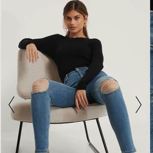 Nakd jeans - Helt nya jeans från Nakd med slitningar på knäna. Stretchiga och bekväma.