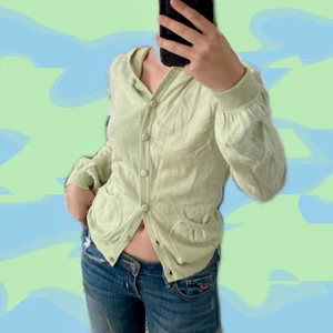 Gullig tröja - Fin ljusgrön/mint tröja från bikbok. Har en luva och fickor! Super skönt tyg som sitter jätte fint.