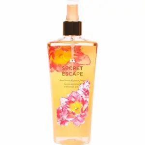 Victoria secret parfym ”Secret Escape” denna också sparsamt använd! ✨ för mer info/bilder är det bara att skriva! Köpareb står för frakten !! 