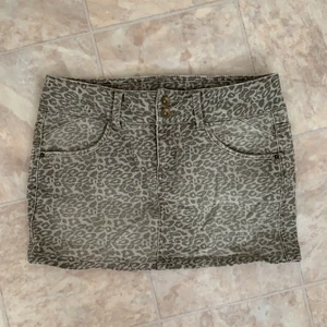 Kort jeanskjol - Grå jeanskjol med leopardmönster. Den är kort med låg midja. Fint skick. 🥳💘